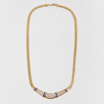 COLLIER, 14K guld med briljantslipade syntetiska vita stenar samt fasettslipade syntetiska blå safirer. Vikt 16,9 gram.
