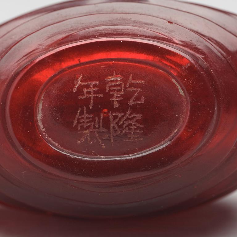 SNUSFLASKOR, två stycken, pekingglas. Kina, 1900-tal.