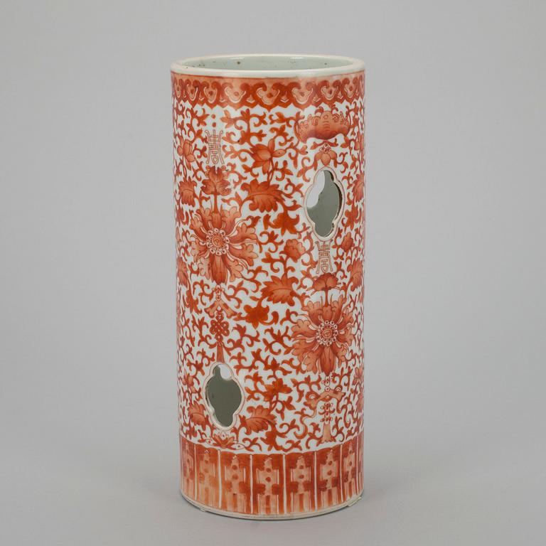 PERUKSTOCK / HATTSTÄLL, porslin, Kina, omkring 1900.