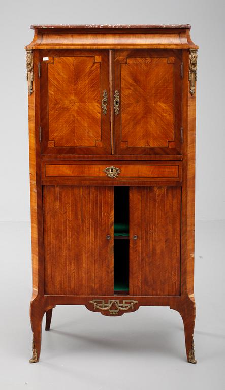 SKÅP. Gustaviansk stil, 1900-tal.