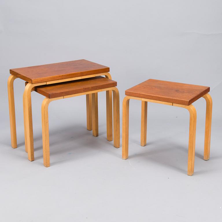 ALVAR AALTO, SARJAPÖYTÄ, 2 osaa,  88A ja 88B  ja SIVUPÖYTÄ, Artek, 1900-luvun puoliväli.