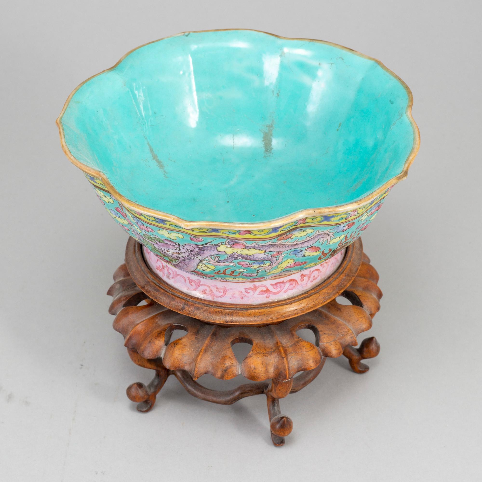 A group of three famille rose bowls and a dish, late Qing dynasty, circa 1900.