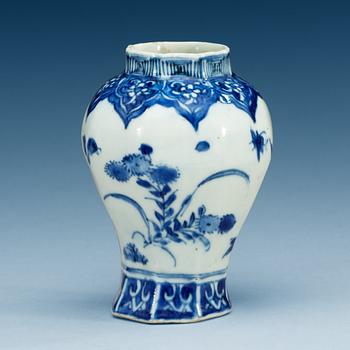 A blue and white Transitional jar, 17th Century.