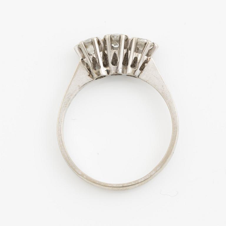 Ring, 18K vitguld med tre gammalslipade diamanter.