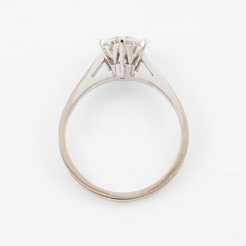 Ring, 18K vitguld med briljantslipad diamant 1.05 ct enligt gravyr.