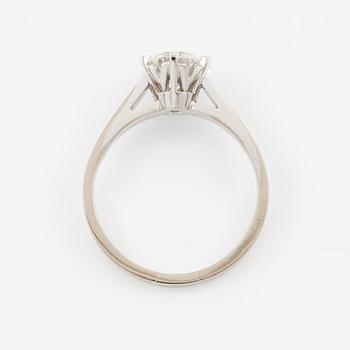 Ring, 18K white gold with a brilliant-cut diamond 1.05 ct according to the engraving.