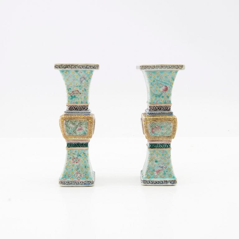 Miniature vases, a pair from China, Qing dynasty, late 19th/early 20th century, porcelain.