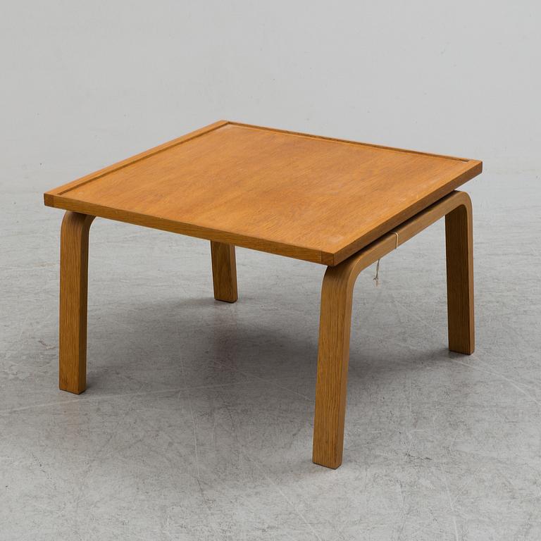 ARNE JACOBSEN, "Oxford" sidobord. Fritz Hansen, Danmark.