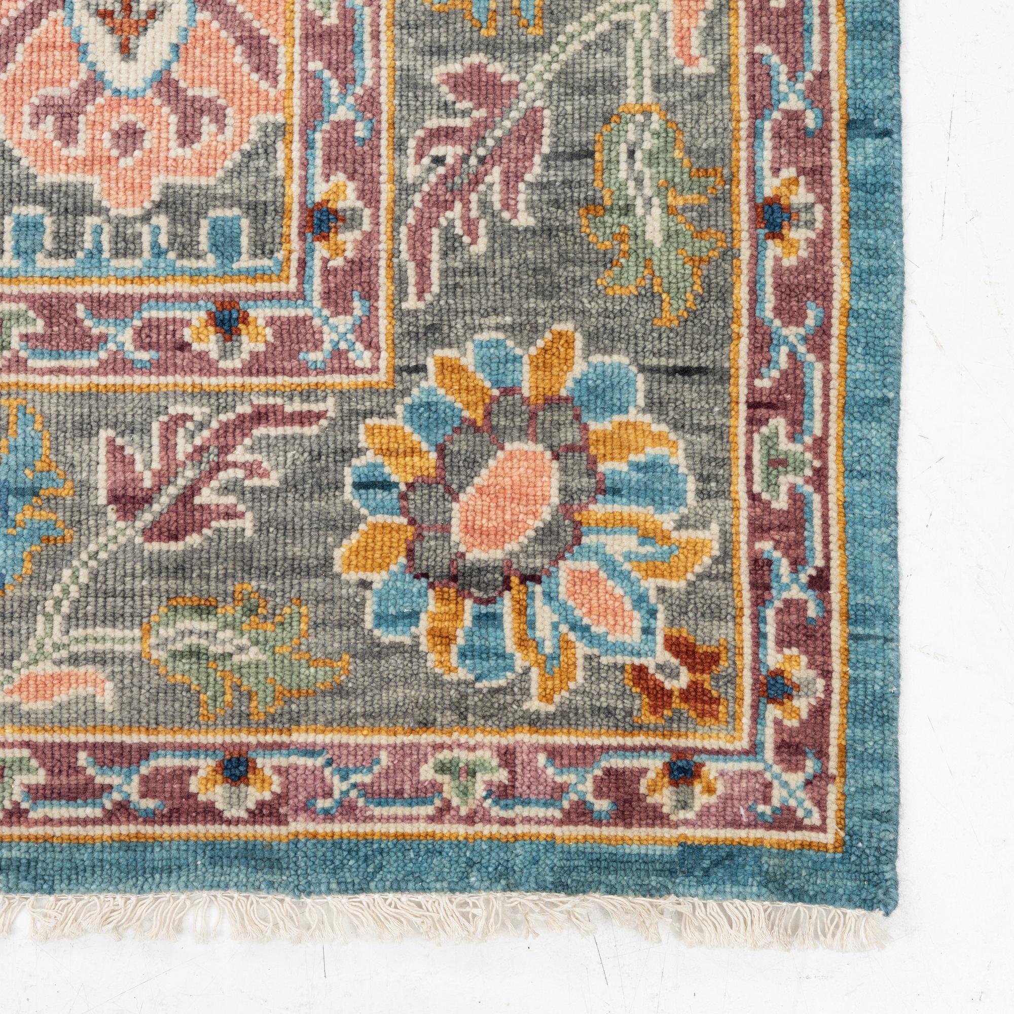 A Heriz design carpet, c. 301 x 240 cm.