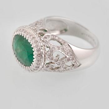 RING, 14K vitguld med ovalslipad smaragd 4.00 ct samt åttkantslipade diamanter 0.55 ct. Vikt 11,6 gram.
