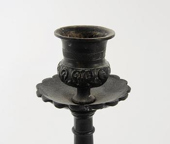 BORDSLAMPOR/LJUSSTAKAR, ett par, empirestil, svärtad metall.