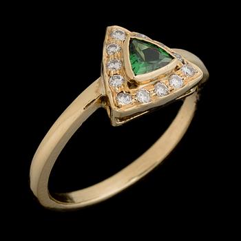 RING, tsavorit, briljantslipade diamanter, 18K guld. Finska importstämplar 2008.