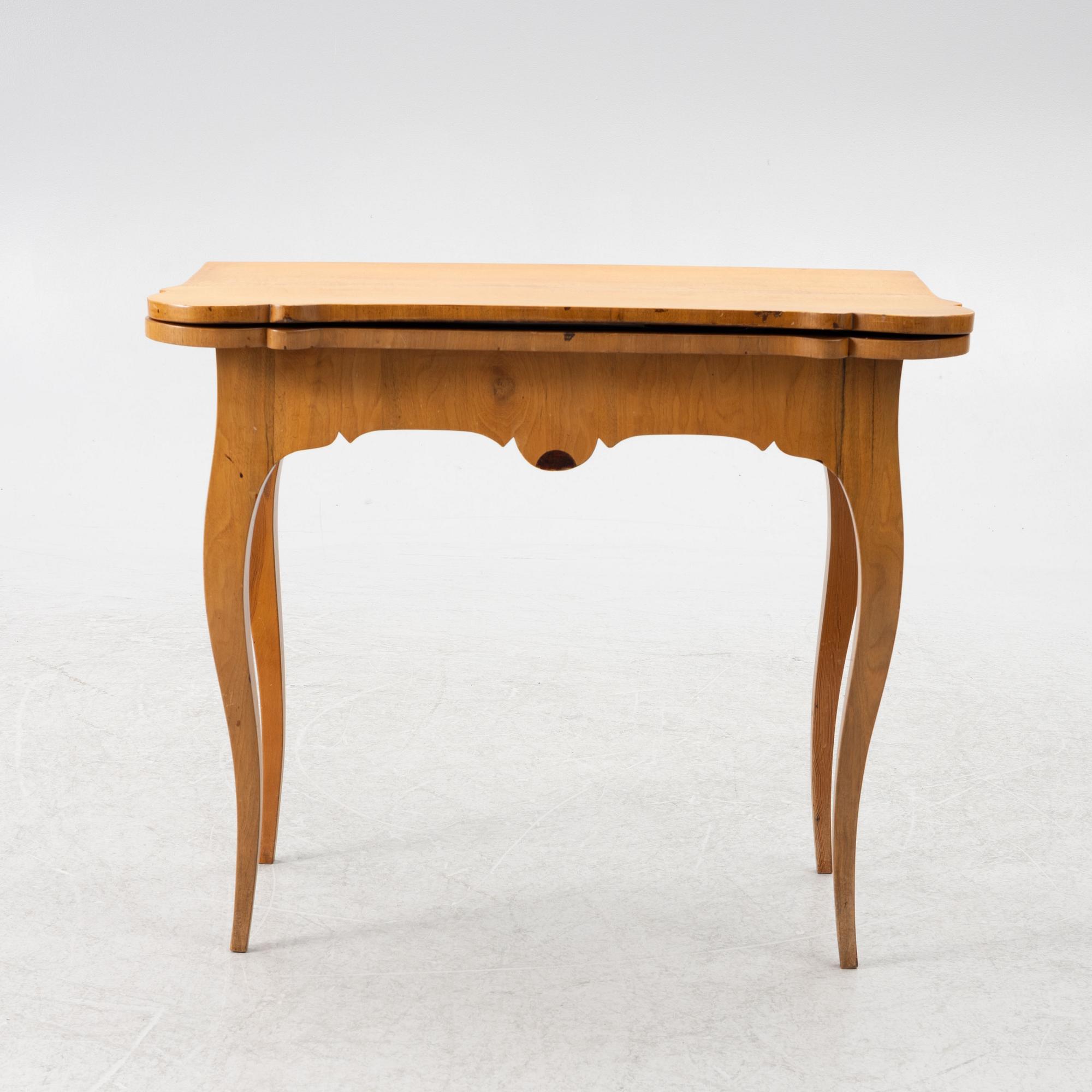 Game table, 19th century.