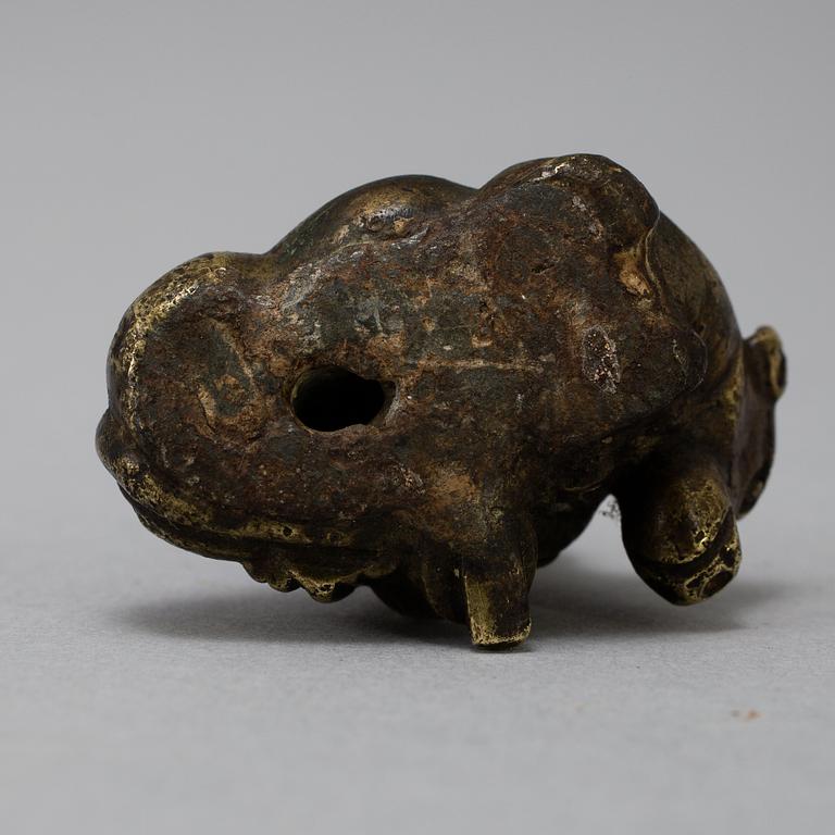 A chinese bronze paperweight 17/18th century.