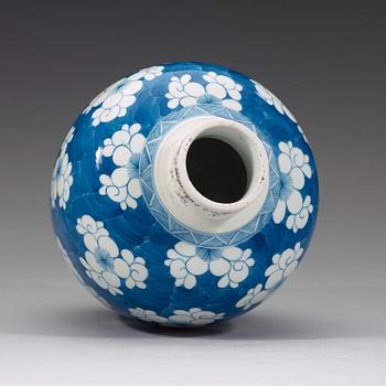 A blue and white jar, Qing dynasty, (1644-1912).