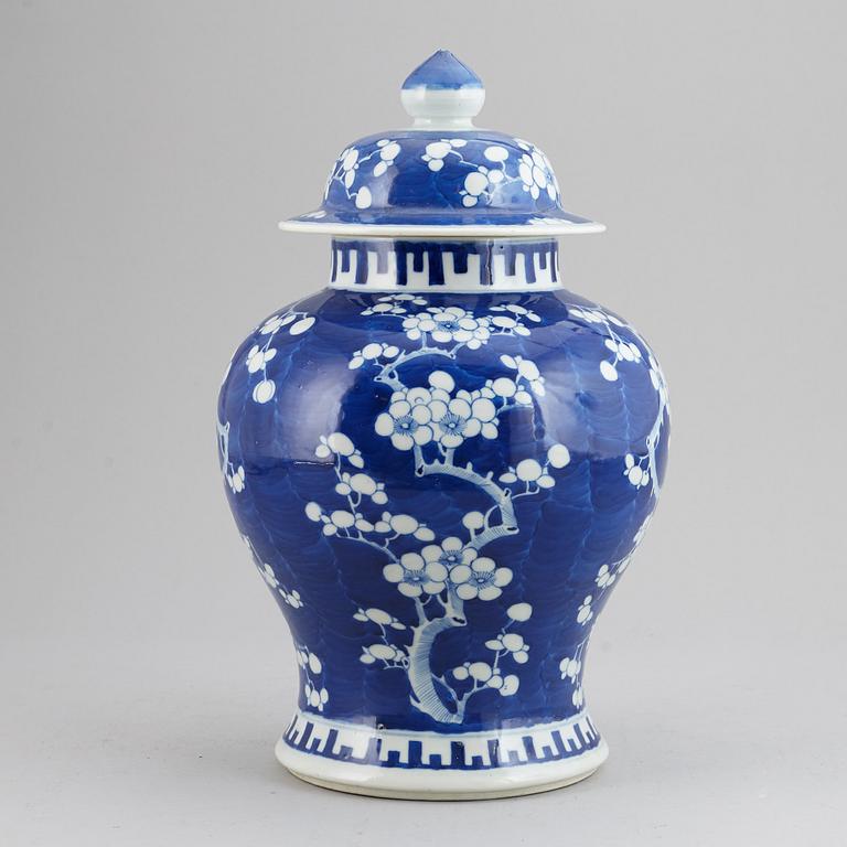 A blue and white jar cover, Qing dynasty, first half of 20th Century.