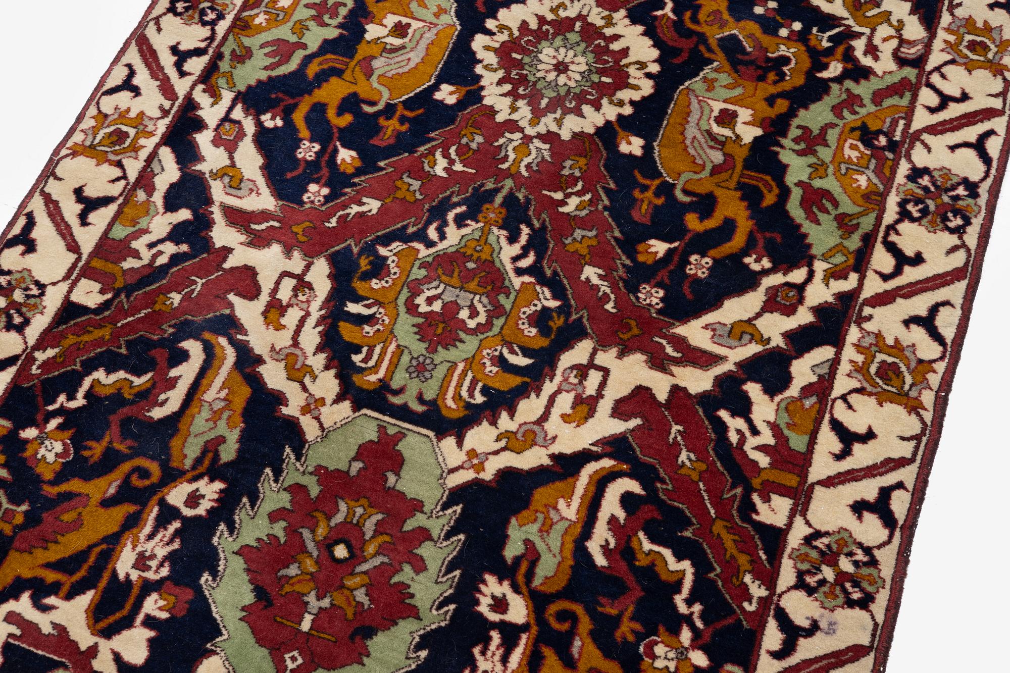 Semiantik "drak" matta, västra Persien, ca 237 x 133 cm.