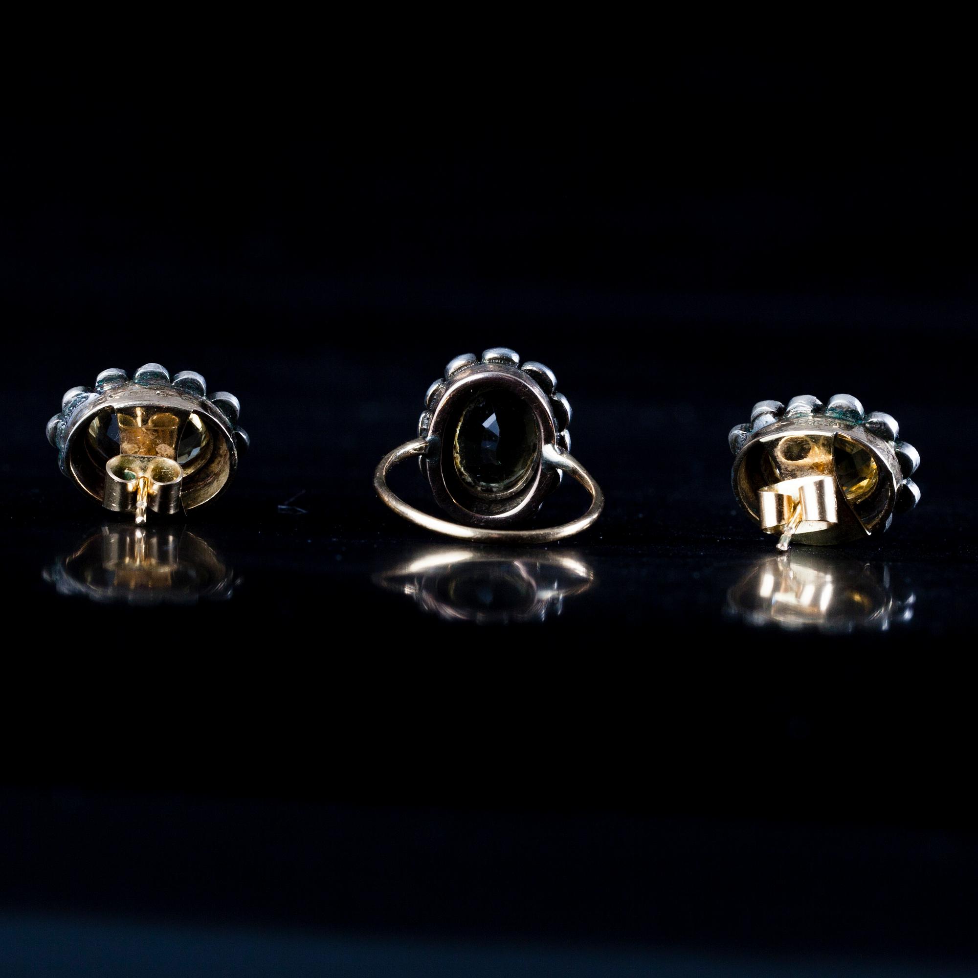 RING och ÖRHÄNGEN, ett par, 14K guld, Finland 1946, citriner och granater. Total vikt 10,7g.