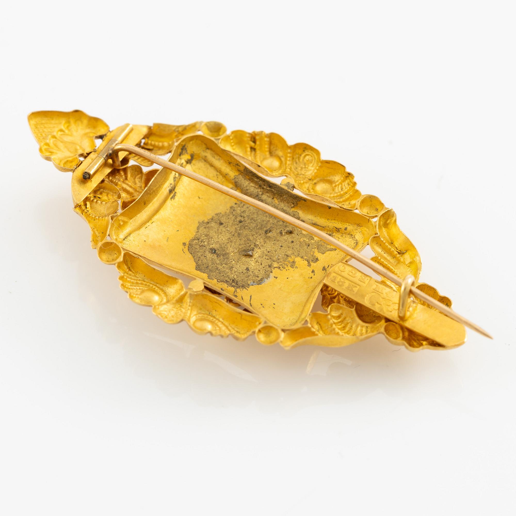 Brooch 18K gold.