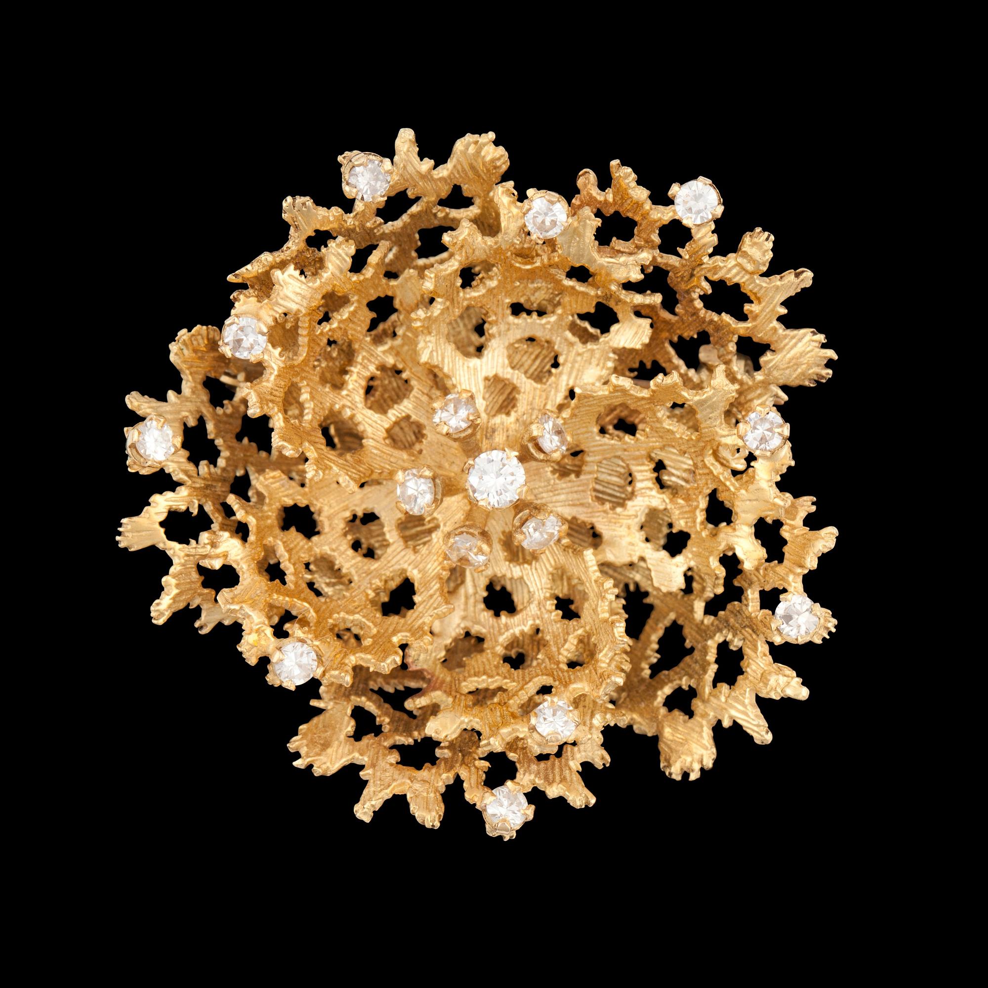 A gold and brilliant cut diamond brooch, tot. app. 1 cts.