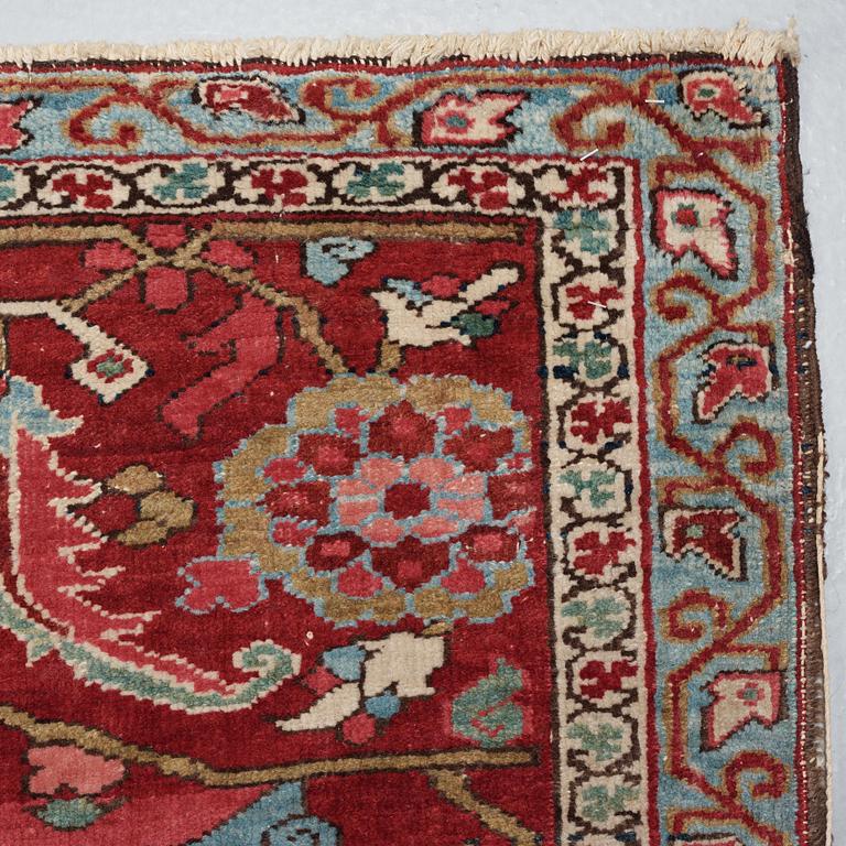 A CARPET. Semi-antique Heriz. 571 x 359,5 cm.