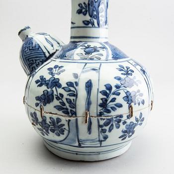 A blue and white kraak kendi, Ming dynasty (1368-1644).