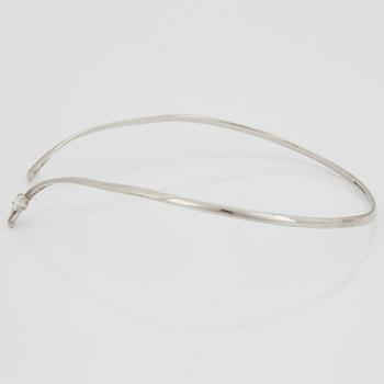 HALSRING med en briljantslipad diamant.