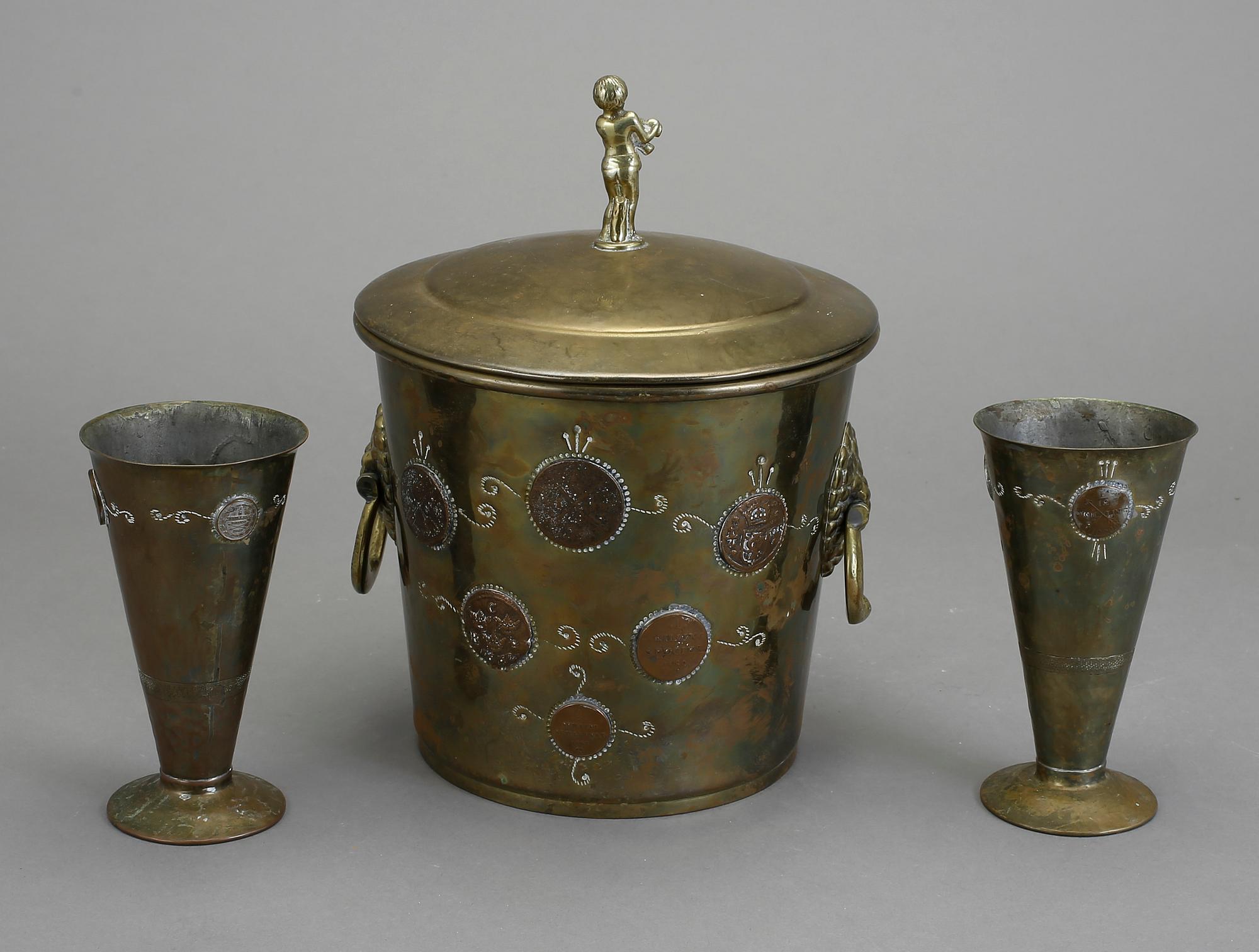 ISHINK MED LOCK och VASER, 2 st. Mässing. Richard Ringström, Helsingborg, 1930-tal.