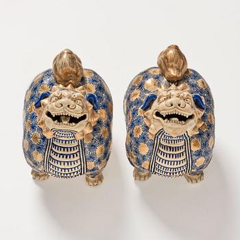 Rökelskar med lock, ett par, satsumagods. Japan, Meiji (1868-1912).