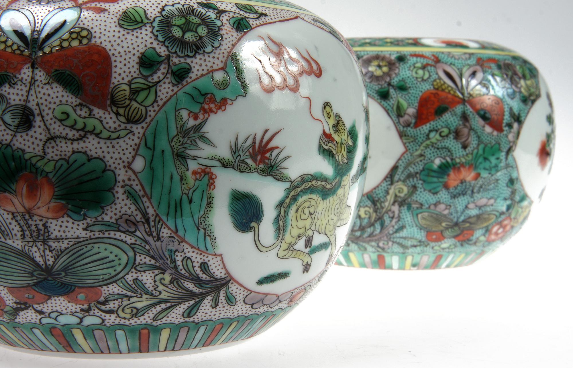 KRUKOR, ett par, porslin, Kina, 1900-tal.