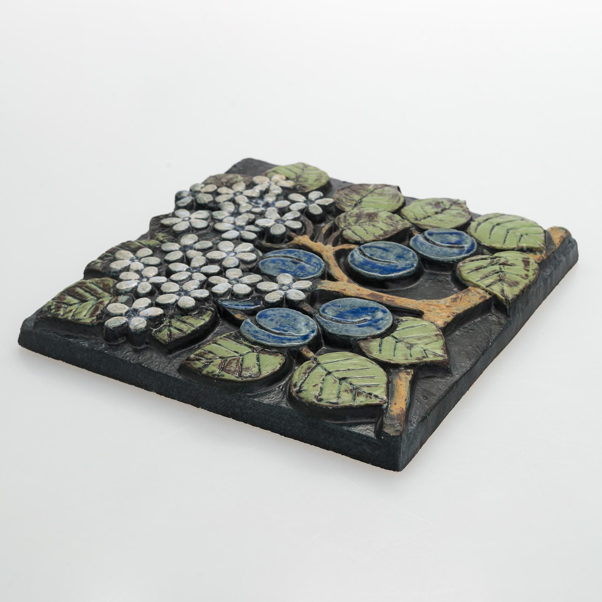 Lisa Larson, reliefi "Plommon", sarjasta "Pomona", Lisa Larson, Gustavsberg, 1974-1979.