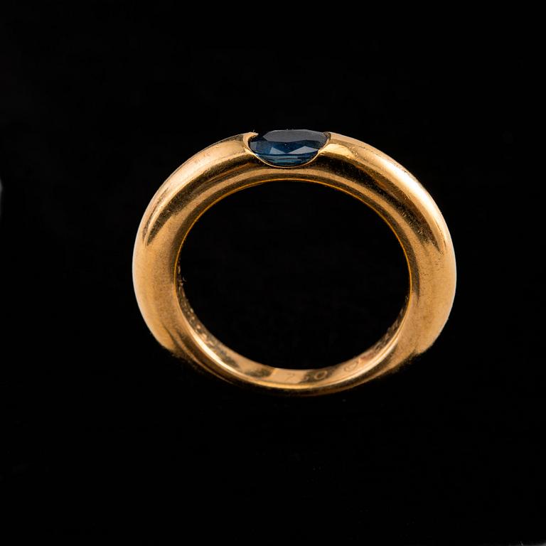 RING, C 2343, 18K guld, blå safir. Cartier Frankrike 1993. Storlek 16,5, vikt 9 g.