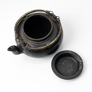 A dark yixing teapot, late Qing dynasty / early 20th century.