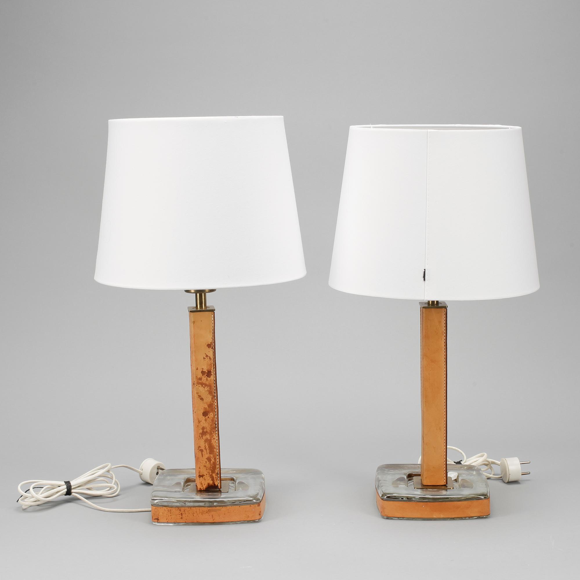 BORDSLAMPOR, ett par, Böhlmarks, glas och mässing samt läder, kring 1900-talets mitt.