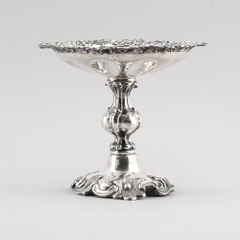 SKÅL PÅ FOT, silver, Carl Otto Holm, Norrköping 1855. Vikt ca 303 g.