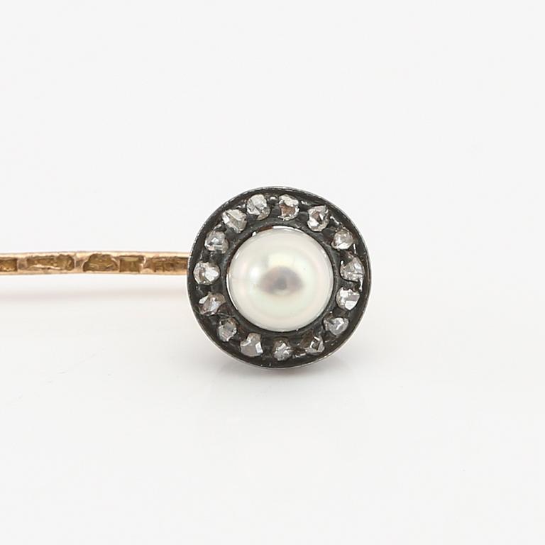 Broschnål 18K guld med rosenslipade diamanter och en odlad pärla, G. Dahlgren & Co, Malmö 1906/1907.