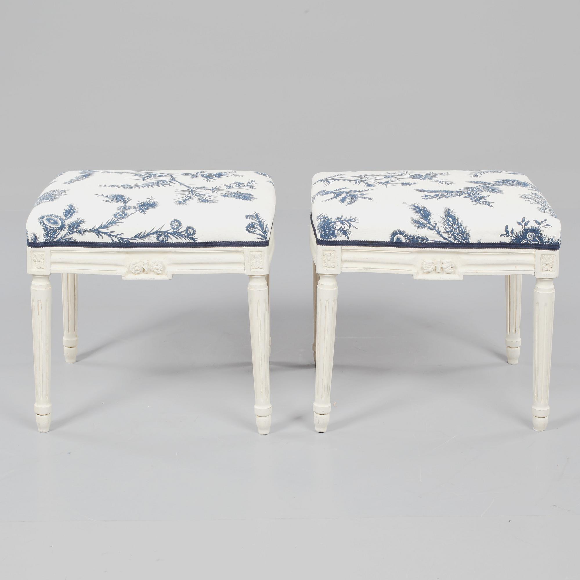 TABURETTER, ett par, gustaviansk stil, omkring 1900-talets mitt.