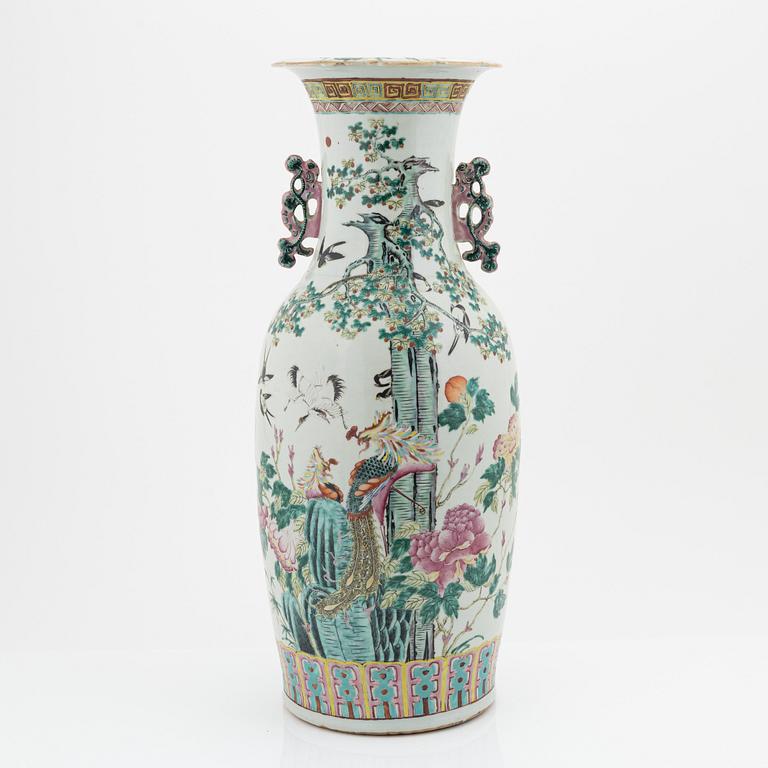 A Chinese vase, late Qing Dynasty, circa 1900.