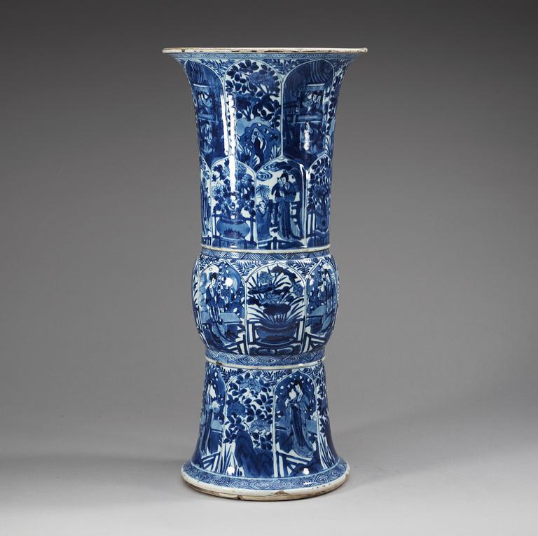 A large blue and white vase, Qing dynasty, Kangxi (1662-1722).