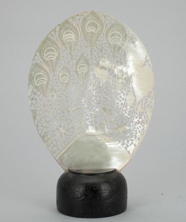 SNÄCKA/SKULPTUR, pärlemor, Kina, 1900-tal.