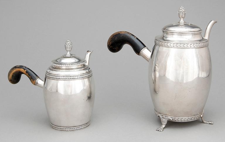 KAFFEKANNA SAMT MOCKA/MJÖLKKANNA, silver, empire, Johan Petter Grönvall, Stockholm 1821 resp 1832. Tot ca 1113 gram.