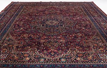 A 1920s Meshed 'Amoghli' carpet, ca 526,5 x 356 cm.