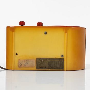 A Fada Streamliner "Bullet" radio model 1000, ca 1945.