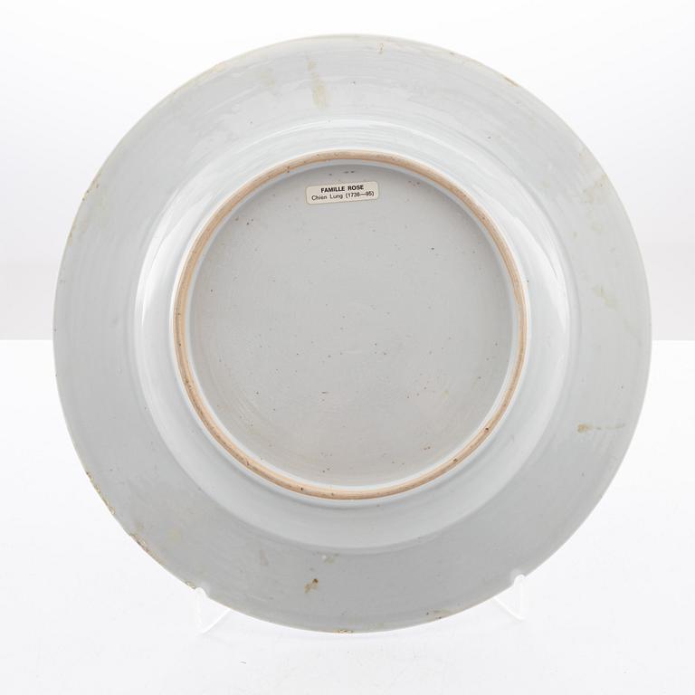 A famille rose serving dish, Qing dynasty, Qianlong (1736-95).