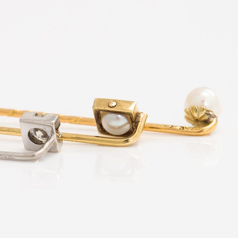 Kråsnålar, 3 st, briljantslipad diamant, pärlor, 14K och 18K guld och vitguld.