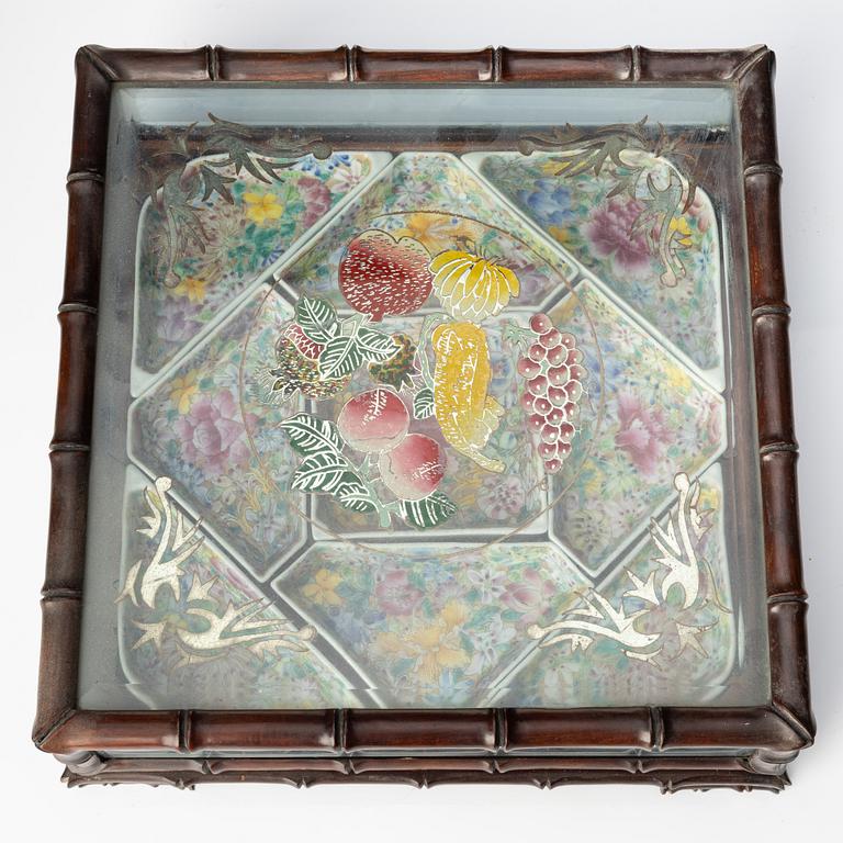 Cabaret i schatull, porslin och trä. Kina, 1900-tal.