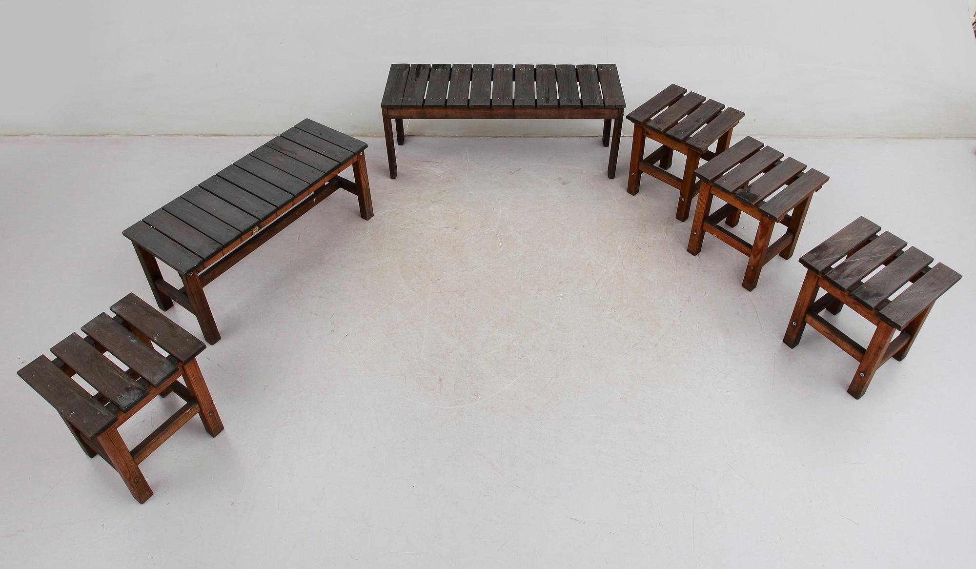 BÄNKAR, 2 st, SAMT PALLAR, 2 par, bl a Elsa Stackelberg, Fri Form, 1900-talets andra hälft.