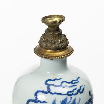A Chinese blue and white porcelain 'dragon' vase, Qing dynasty.