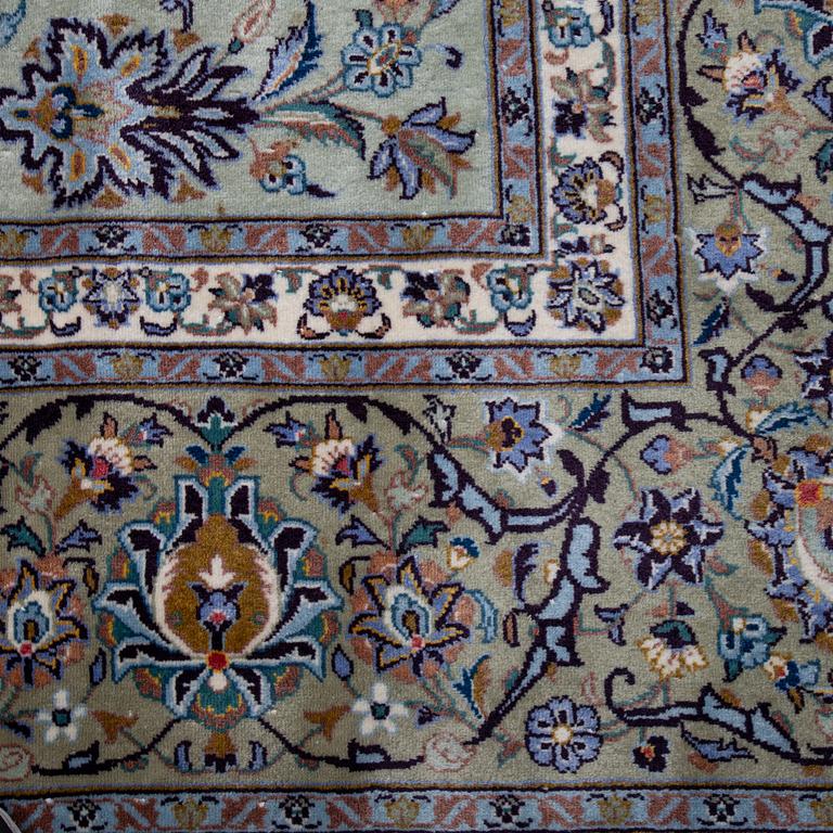 A carpet, an old Kashan, ca 554,5 x 351,5-358 cm, an inscription: Kashan Tavasoli.