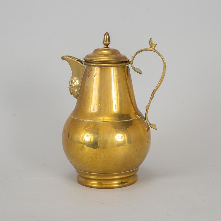 A brass jug, 18th/19th century.